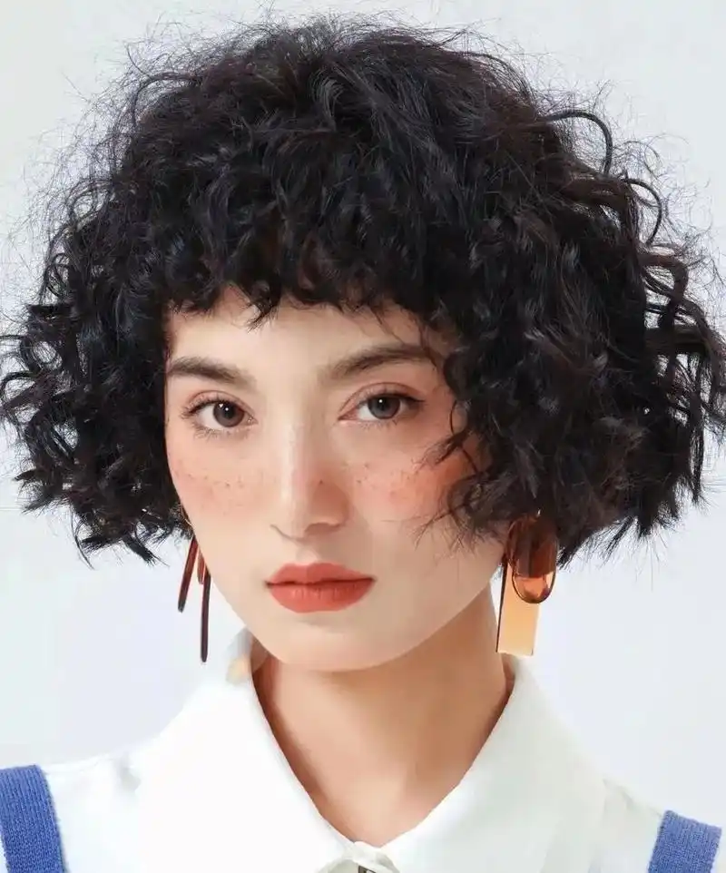 想换发型首选这款气质爆棚的短发羊毛卷,发型搭配起来, - 抖音