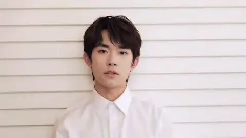 恭喜易烊千玺获得"最受大学生瞩目男演员",演员之路未来可期