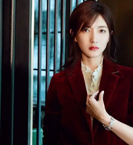 江疏影街拍美照,精致五官配上逆天大长腿,气场十足!