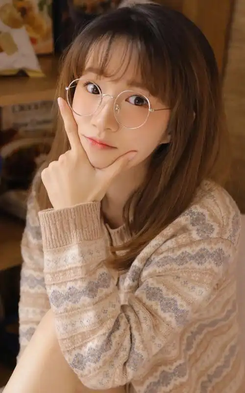 眼镜美女细白长腿性感撩人写真第一辑