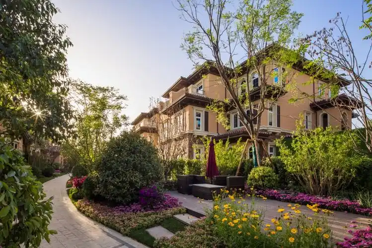 十四年来,龙湖地产开发足迹遍布西安各大版块,龙湖曲江盛景,龙湖