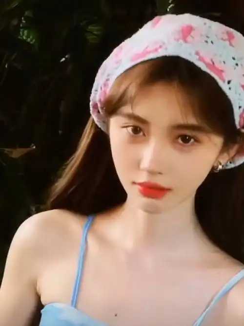 鞠婧祎|日常90鞠婧祎超话捧脸比心什么的太太太可爱啦#鞠婧祎粉色