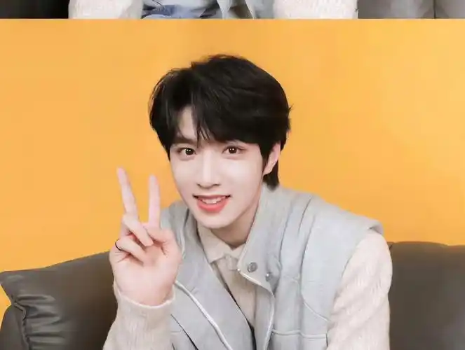 刘耀文嘟嘴照,好可爱