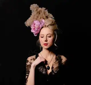 美丽的金发美女伯爵有着古老的发型和深色图片素材