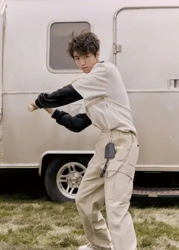 王俊凯阳光帅气时尚杂志封面大片