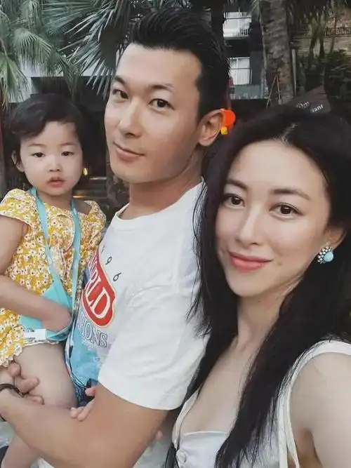 一恋李亚鹏,二恋李泉,三恋耿乐,四恋黄志忠,今52岁仍坚持不婚