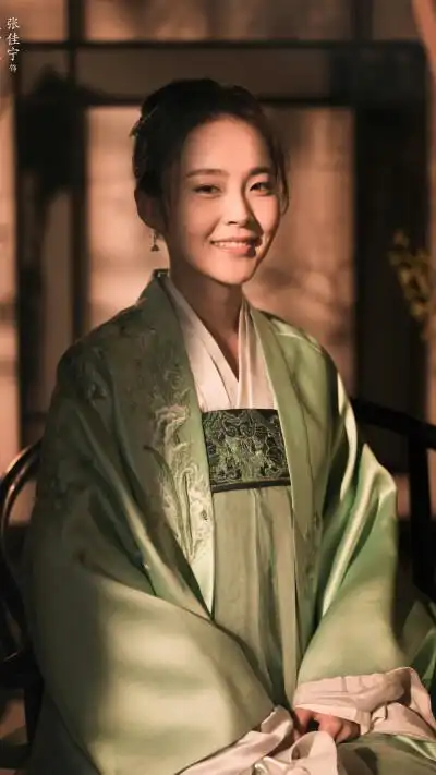 应是绿肥红瘦张佳宁