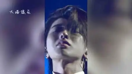 蔡徐坤演唱会哭了!疑被粉丝应援感动,应援词被网友怒批三观不