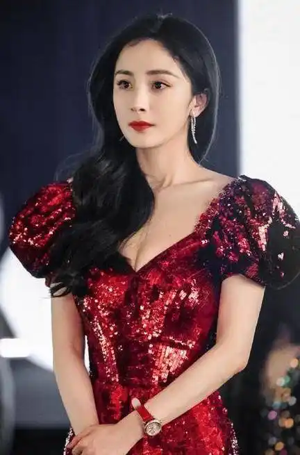 杨幂春晚红色亮片旗袍高清美照曝光,玲珑婀娜完美亮相