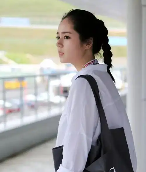 可能你们已经发现了,韩佳人属于那种正脸能打侧脸照样能抗的类型,就连