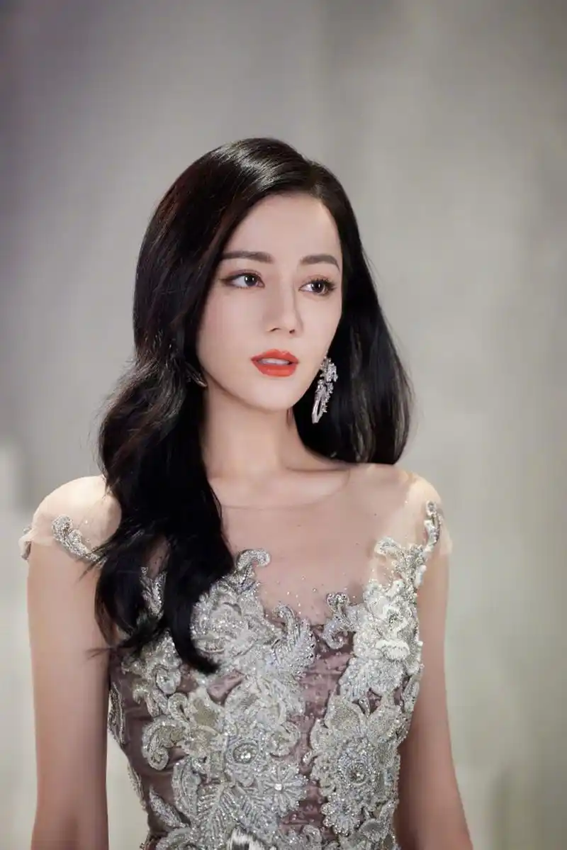 小酷炫彩#  《花儿与少年丝路季》先导片上线,原来dear-迪丽热巴 的