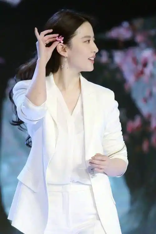 刘亦菲在里面搭配上了透视设计的衬衫,能够让自己的肌肤更加的通透.