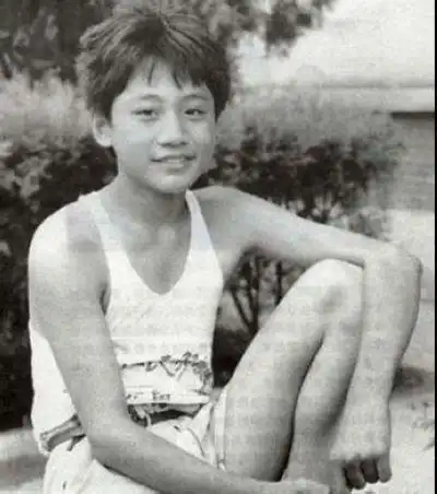 刘烨.小时候就一副痞子样.