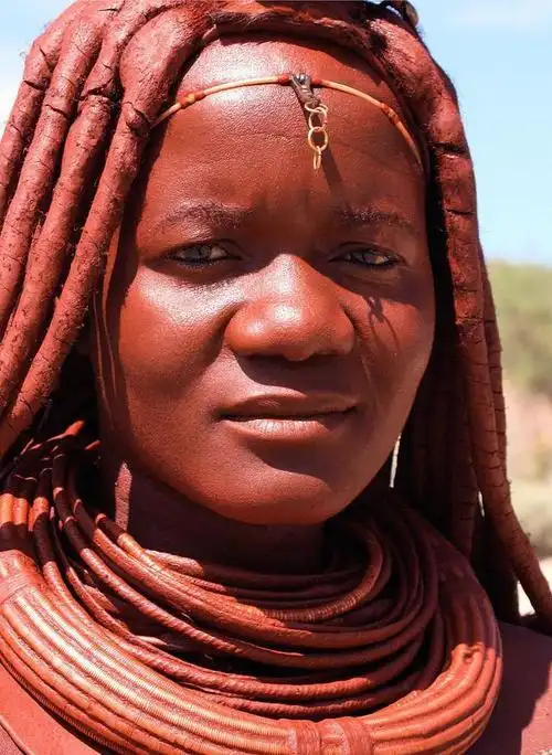 此部落为原始文明守护者,女性拒绝穿衣,男人最起码要娶5个女人