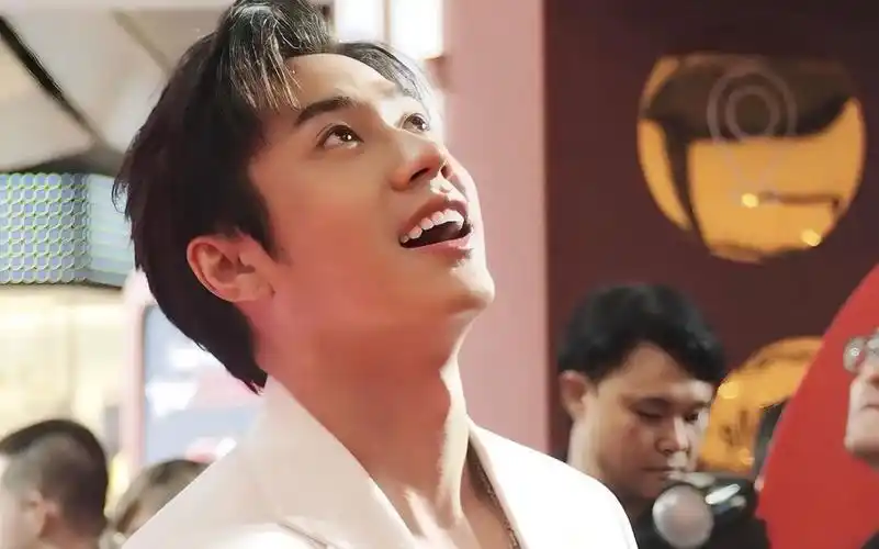 他的笑容一直有种纯粹感/泰国明星jam活动现场