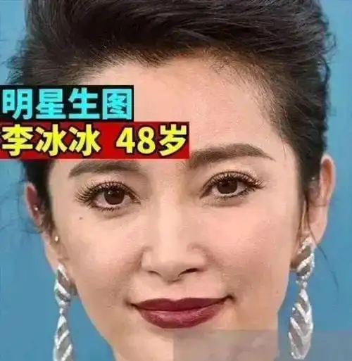 关晓彤这个生图与平时的样貌几乎没有什么区别,毕竟也才二十多岁,所以