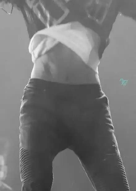 王源晒八块腹肌很撩人评论区网友已炸开锅