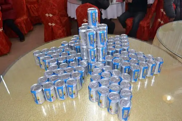 ▼花爷只服雪花啤酒可能把造型凹得有文化感花爷见得多了