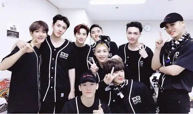 exo团体照一