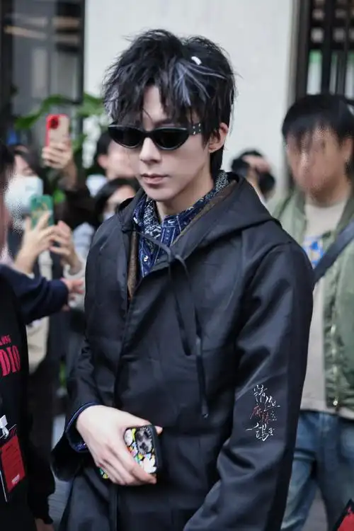 期待刘宇宁在第二季中的精彩表现看路透这一季的挑染发型是酷盖炸街