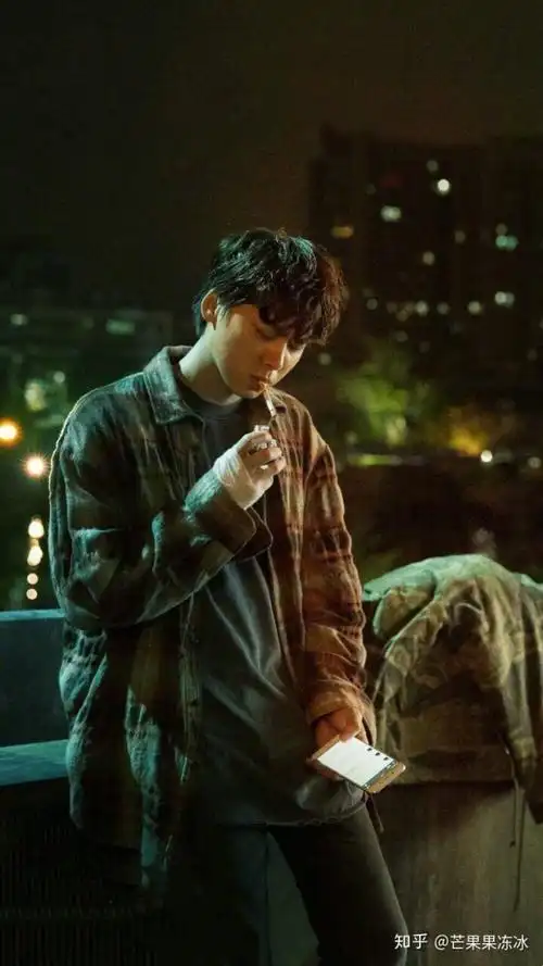 这张…第一次看到李易峰抽烟.人物的惆怅郁闷都包含在那一口口烟雾里.