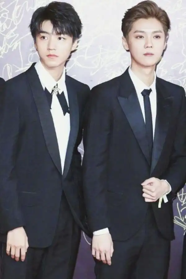 鹿晗和王俊凯同框,两人疯狂鞠躬好有爱,90后宝藏男孩超有礼貌