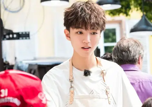 王俊凯中餐厅干净帅气壁纸_追风少年王俊凯