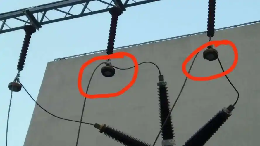 展开全部 是线路金具,学名叫"重锤"!