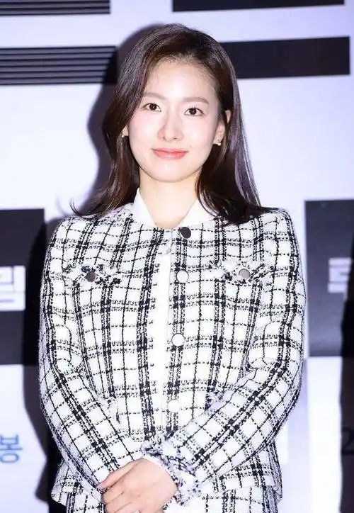 柳真曾是韩国顶级女子偶像团体ses成员,而柳真则是团体中的门面担当