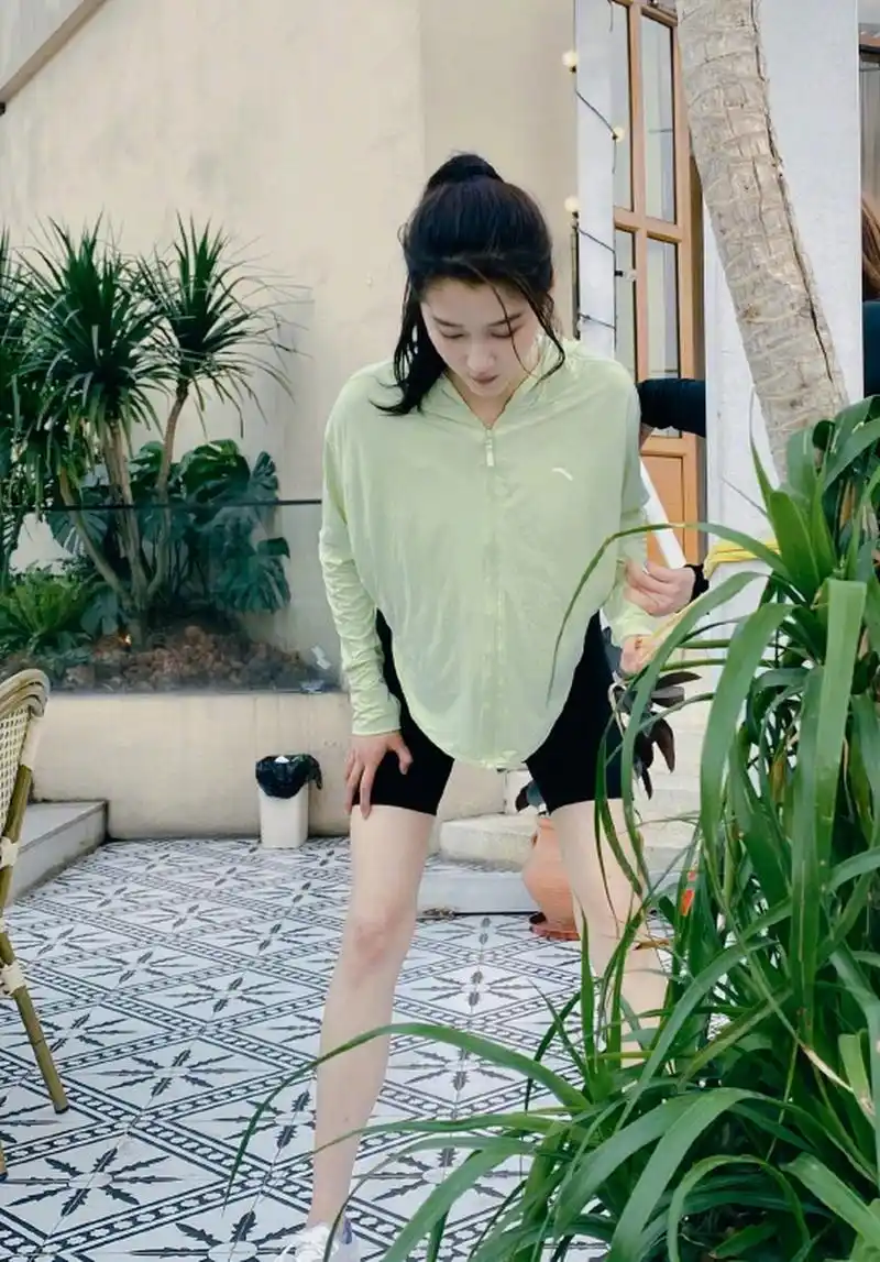 关晓彤晒片场健身照 穿紧身裤秀美腿超自律