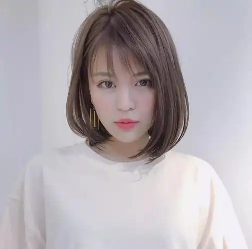 c型波波头这样一款波波头非常适合圆脸女生选择,刚刚到脖颈的波波头