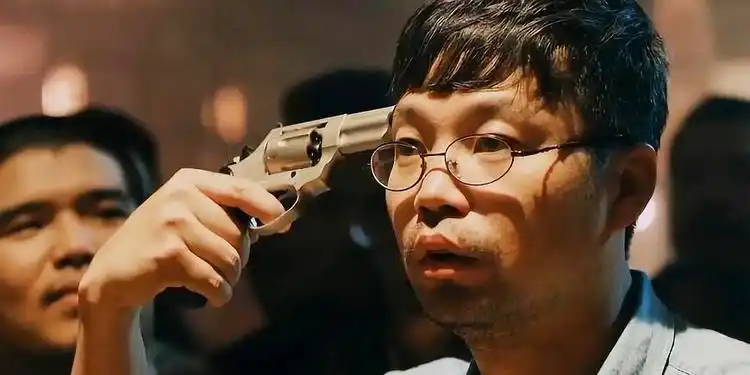 国产喜剧电影:王迅玩死亡转盘,6发左轮放5颗子弹,这就是命_网易视频