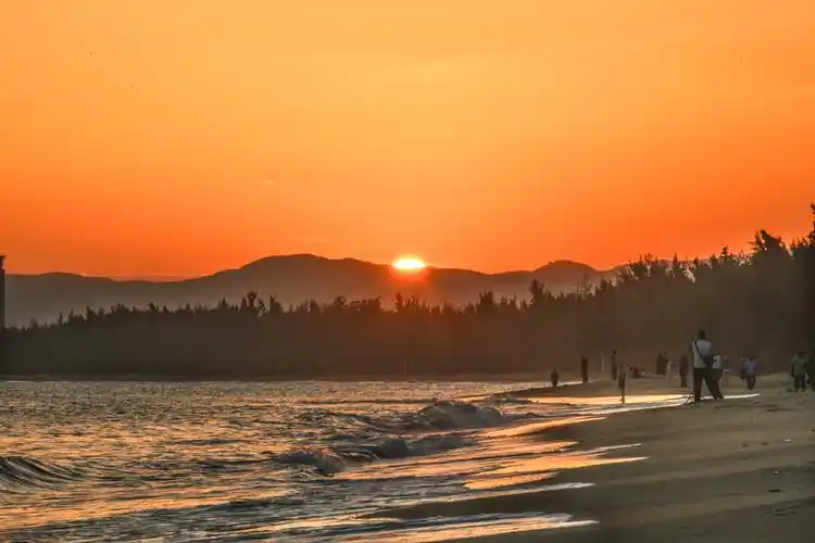 在银色的沙滩上—壮美海棠湾落日(2020-12-15拍摄于海南三亚海棠湾)