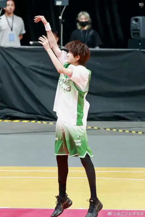 孩子是不是又瘦了,这腿也太细了吧,让我怎么羡慕#宋亚轩##tf家族夏日