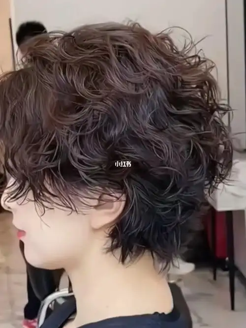 蓬松又气质的女生烫发参考 | 减龄发型 | 发根蓬松 | 上海剪短发