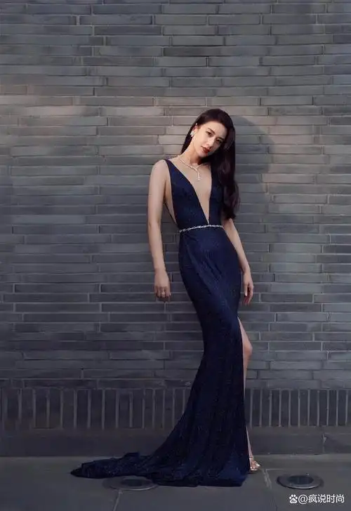 黄圣依还是很敢穿,"人鱼裙"秀出曼妙曲线,美得冷艳又高级