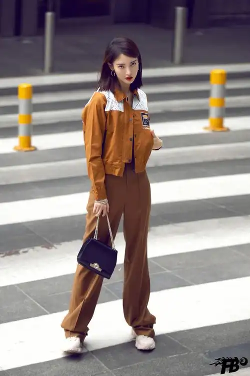 金晨解锁裤装造型 街拍洒脱展酷女孩风范