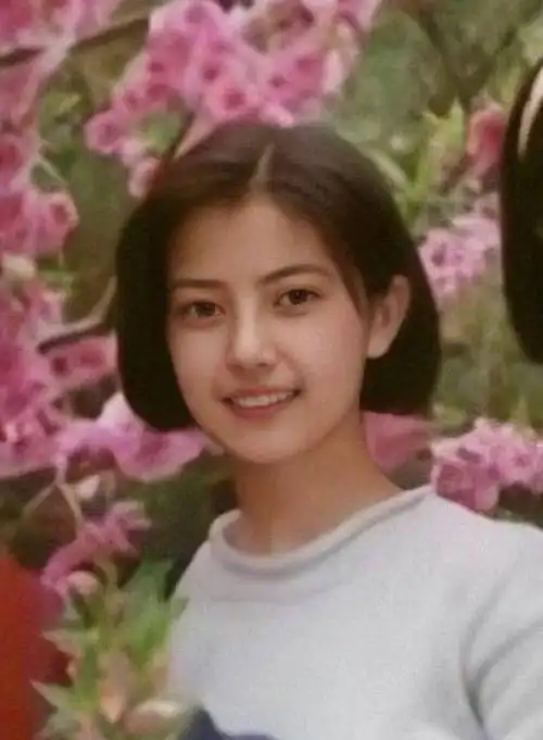 高圆圆少女时期旧照曝光 短发学生妹造型十分清纯