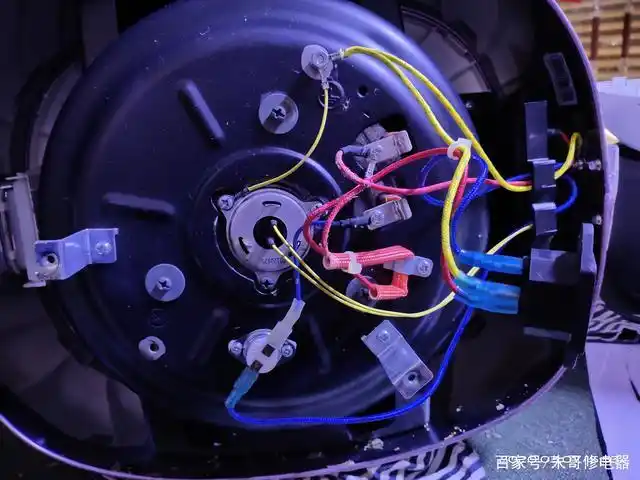 今天维修一台苏泊尔电压力煲.故障现象是能够正常加热.