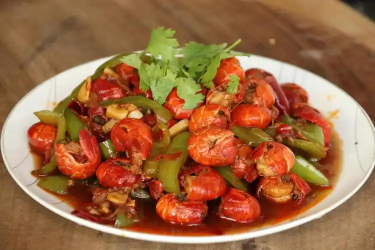 炒虾尾的家常做法(麻辣鲜香,30块钱炒一大盘,上桌瞬间就扫光)-美食520