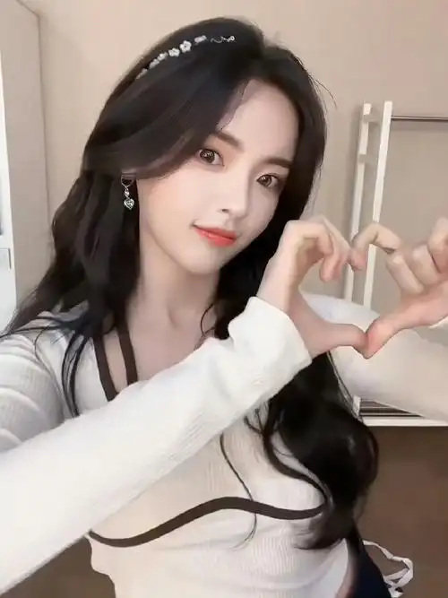 杨超越开叉黑裙##杨超越黑长直造型