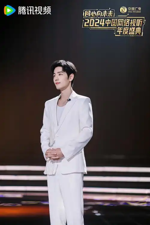 肖战网络视听盛典彩排图#肖战网络视听盛典彩排图来啦~一身白色西鞍