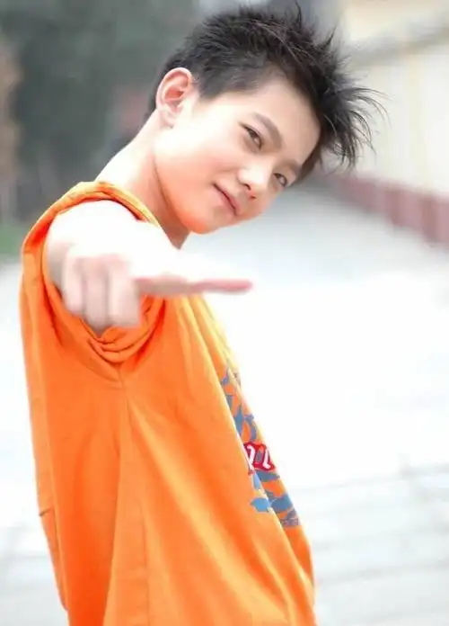 荣耀夫妇kdl!杨洋迪丽热巴互晒对方童年比耶照