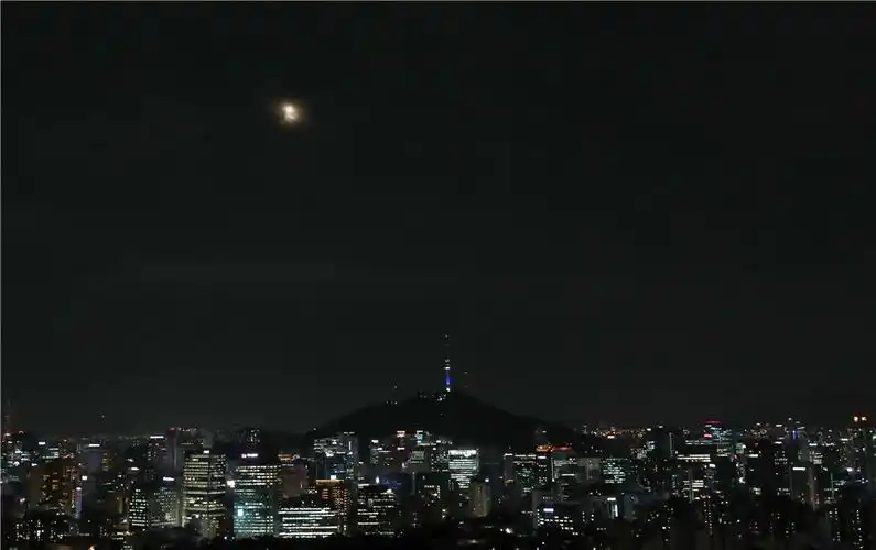 "超级月亮"和"月全食"同时在夜空上演