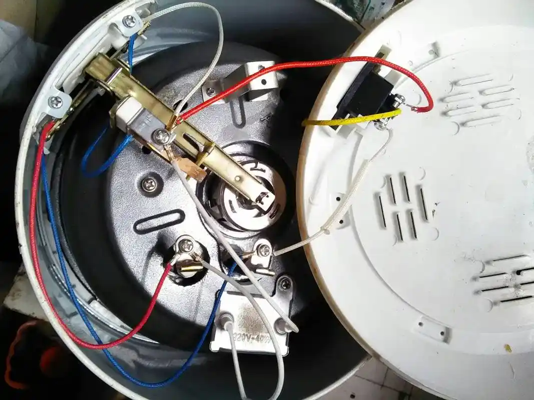 那个开关按到煮粥那边就灯亮,按到煮饭那边灯就不亮,放下去的米是煮饭