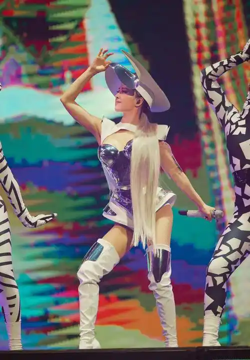 蔡依林今年演唱会的造型是深v镂空网袜迷你裙,火辣又时髦,差点露出