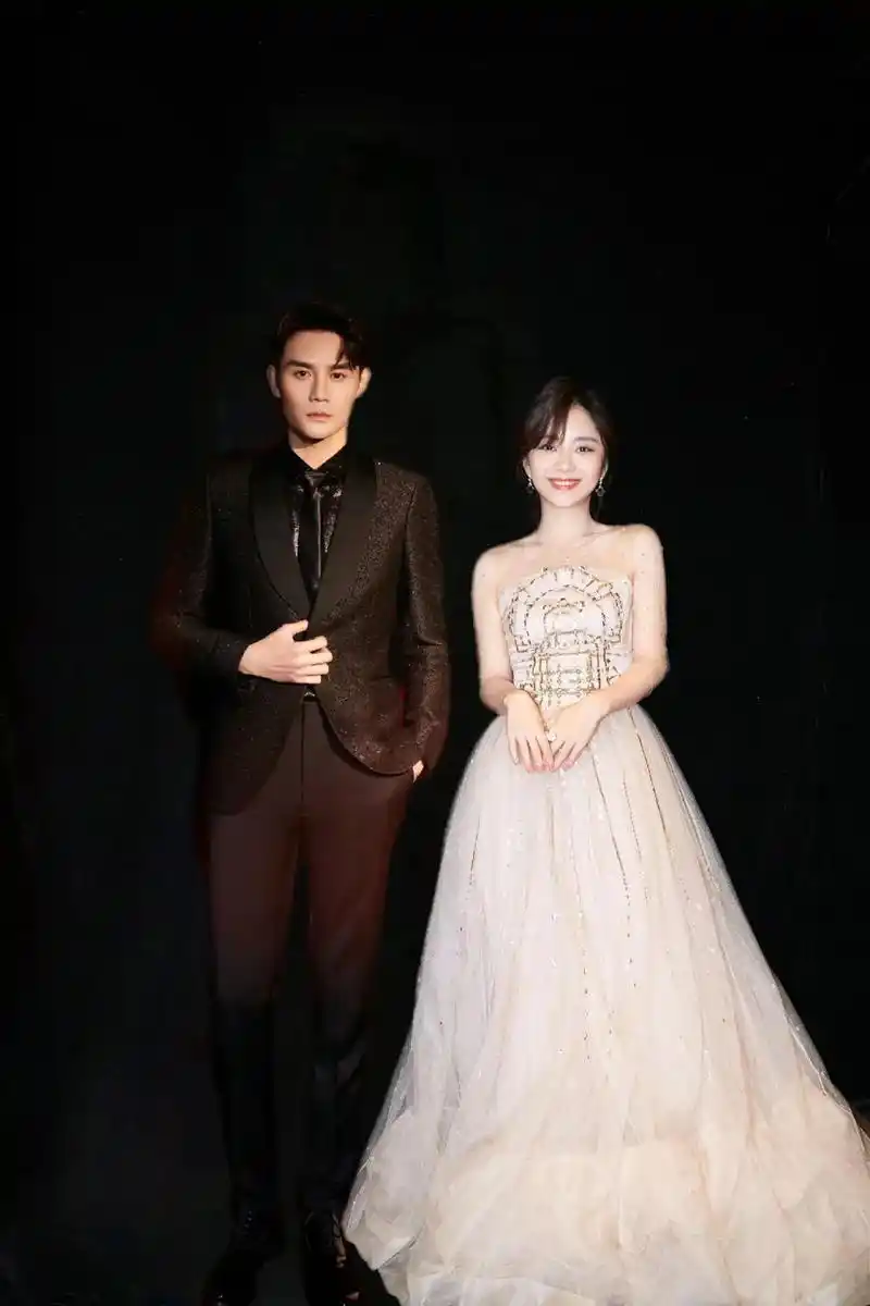 哇!新的照片来了…………#恋爱#谭松韵 #王凯 #这谁顶得住 - 抖音