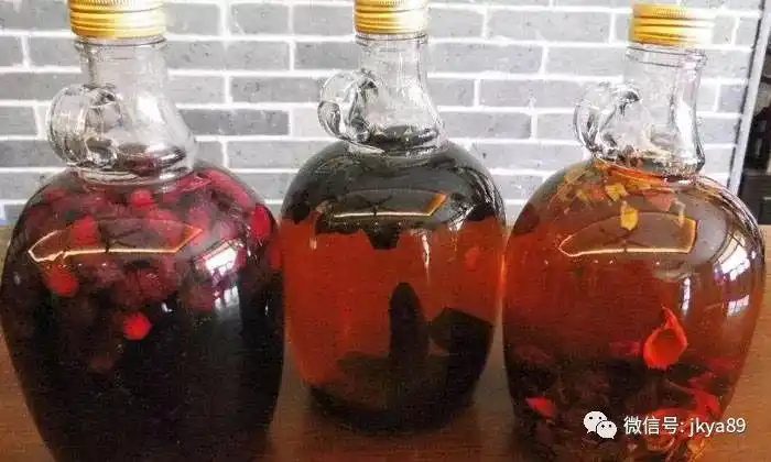 中药止痛最快的药酒方农村这不起眼的草泡酒有奇效最适合腰疼腿疼胳膊