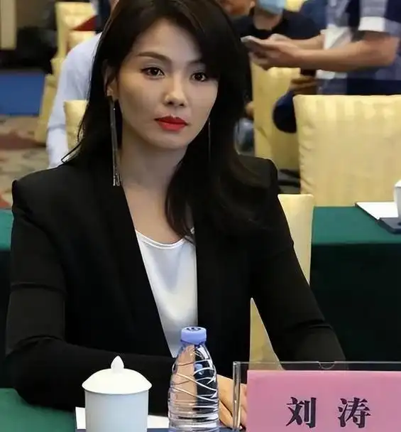 45岁刘涛米兰时装周素图曝光,面容显老态,与精修图差异较大