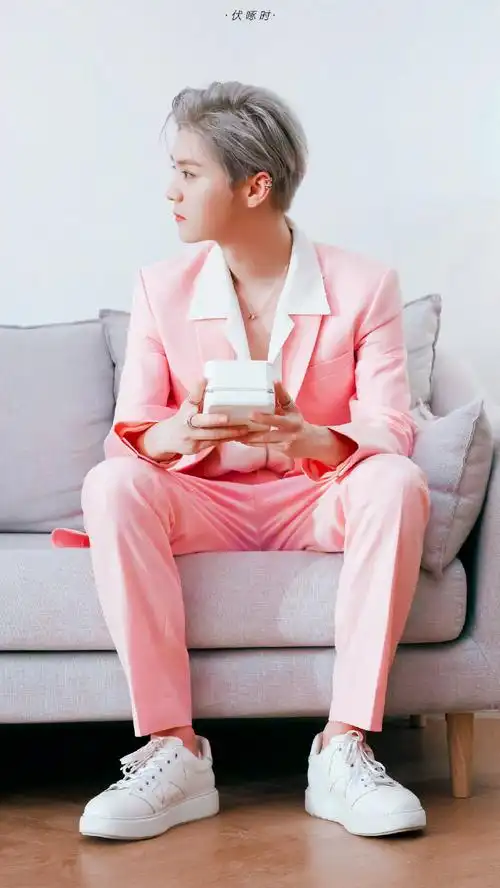 鹿晗粉色西装